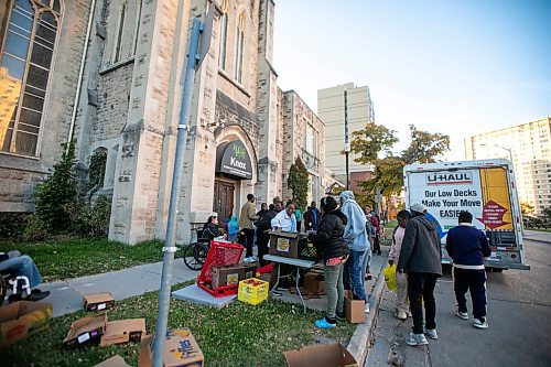 MIKAELA MACKENZIE / FREE PRESS
	
A food distribution event outside of Knox United Church on Friday, Oct. 11, 2024.

For Conrad Sweatman story.
Winnipeg Free Press 2024