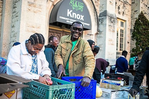 MIKAELA MACKENZIE / FREE PRESS
	
Elaine Dukuly (left) and Raymond Ngarboui distribute food outside of Knox United Church on Friday, Oct. 11, 2024.

For Conrad Sweatman story.
Winnipeg Free Press 2024