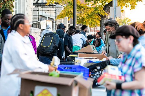 MIKAELA MACKENZIE / FREE PRESS
	
A food distribution event outside of Knox United Church on Friday, Oct. 11, 2024.

For Conrad Sweatman story.
Winnipeg Free Press 2024