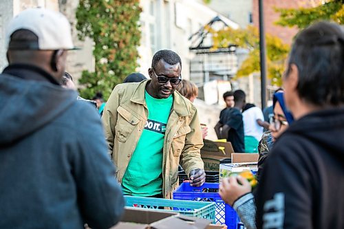 MIKAELA MACKENZIE / FREE PRESS
	
Raymond Ngarboui distributes food outside of Knox United Church on Friday, Oct. 11, 2024.

For Conrad Sweatman story.
Winnipeg Free Press 2024