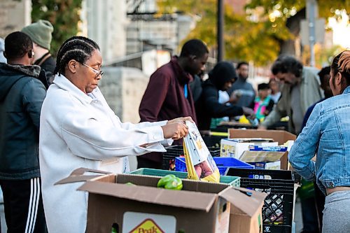 MIKAELA MACKENZIE / FREE PRESS
	
Elaine Dukuly distributes food outside of Knox United Church on Friday, Oct. 11, 2024.

For Conrad Sweatman story.
Winnipeg Free Press 2024