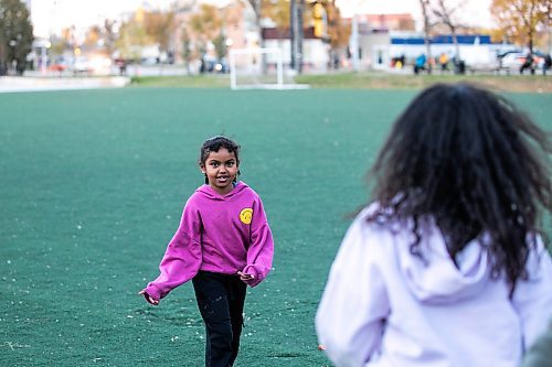 MIKAELA MACKENZIE / FREE PRESS
	
Aisha (seven, left) and Amani (nine) Jama play in Central Park on Friday, Oct. 11, 2024.

For Conrad Sweatman story.
Winnipeg Free Press 2024