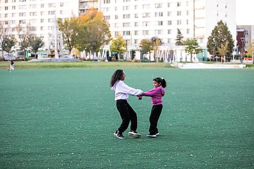 MIKAELA MACKENZIE / FREE PRESS
	
Amani (nine, left) and Aisha (seven) Jama play in Central Park on Friday, Oct. 11, 2024.

For Conrad Sweatman story.
Winnipeg Free Press 2024