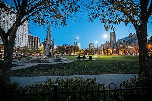 MIKAELA MACKENZIE / FREE PRESS
	
Central Park in the evening on Friday, Oct. 11, 2024.

For Conrad Sweatman story.
Winnipeg Free Press 2024