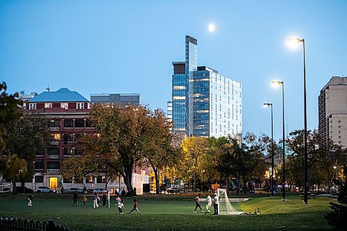 MIKAELA MACKENZIE / FREE PRESS
	
Central Park in the evening on Friday, Oct. 11, 2024.

For Conrad Sweatman story.
Winnipeg Free Press 2024