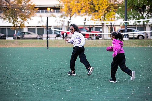 MIKAELA MACKENZIE / FREE PRESS
	
Amani (nine, left) and Aisha (seven) Jama play in Central Park on Friday, Oct. 11, 2024.

For Conrad Sweatman story.
Winnipeg Free Press 2024