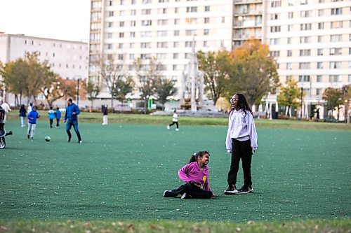 MIKAELA MACKENZIE / FREE PRESS
	
Aisha (seven, left) and Amani (nine) Jama play in Central Park on Friday, Oct. 11, 2024.

For Conrad Sweatman story.
Winnipeg Free Press 2024