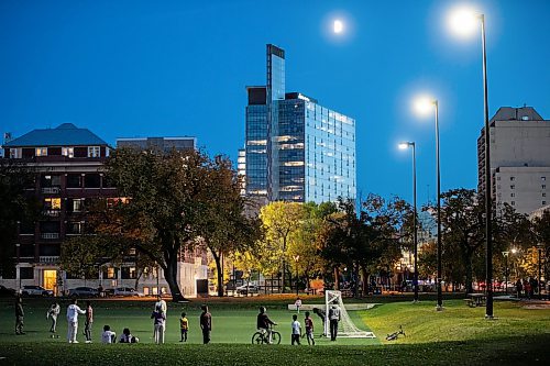 MIKAELA MACKENZIE / FREE PRESS
	
Central Park in the evening on Friday, Oct. 11, 2024.

For Conrad Sweatman story.
Winnipeg Free Press 2024