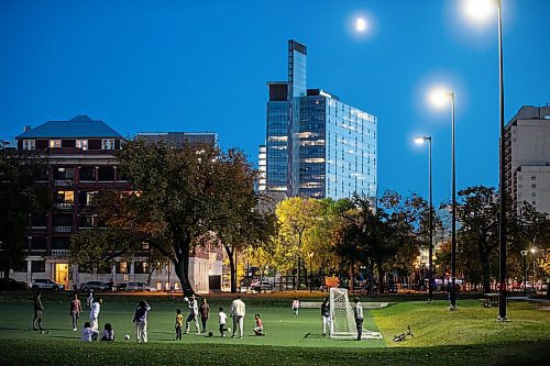 MIKAELA MACKENZIE / FREE PRESS
	
Central Park in the evening on Friday, Oct. 11, 2024.

For Conrad Sweatman story.
Winnipeg Free Press 2024