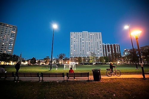 MIKAELA MACKENZIE / FREE PRESS
	
Central Park in the evening on Friday, Oct. 11, 2024.

For Conrad Sweatman story.
Winnipeg Free Press 2024