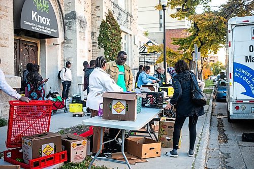 MIKAELA MACKENZIE / FREE PRESS
	
Elaine Dukuly and Raymond Ngarboui distribute food outside of Knox United Church on Friday, Oct. 11, 2024.

For Conrad Sweatman story.
Winnipeg Free Press 2024