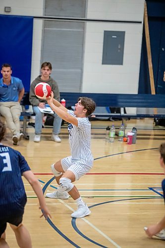 BROOK JONES / FREE PRESS
The River East Kodiaks varsity boys volleyball team earned a victory over the visiting Garden City Gophers in three straight sets (26-24, 25-14, 25-18-) in AAAA KPAC Tier 1 volleyball action at River East Collegiate in Winnipeg, Man., Wednesday, Oct. 16, 2024. Pictured: River East Kodiaks libero Gavin Ulrich controls the volleyball.