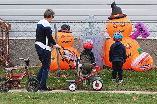 17102024
Jackie Sallows and her grandsons Thomas and Jacob Sallows check out halloween decorations while out for a walk in Minnedosa on a warm Thursday. 
(Tim Smith/The Brandon Sun)