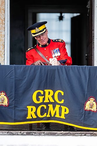 MIKAELA MACKENZIE / FREE PRESS
	
Scott McMurchy, new commanding officer of the Manitoba RCMP, signs the parchment during the Manitoba RCMP ceremonial transfer of command from Rob Hill to Scott McMurchy at Lower Fort Garry National Historic Site on Thursday, Oct. 17, 2024.

Standup.
Winnipeg Free Press 2024