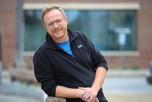 Ruth Bonneville / Free Press


VOLUNTEER - Dustin Ready

Portrait of  Dustin Ready, who coaches VOLT hockey &#x2014; an adaptive sports program designed to make hockey accessible to individuals with disabilities. 

Players sit in specially designed chairs on an indoor court.

Story by Aaron

Oct 18th , 2023
