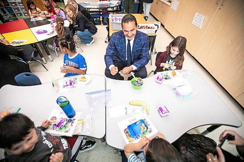 MIKAELA MACKENZIE / FREE PRESS
	
Premier Wab Kinew serves snacks to Marion School kindergarten students on Friday, Oct. 18, 2024.

For Maggie story.
Winnipeg Free Press 2024