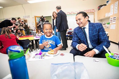 MIKAELA MACKENZIE / FREE PRESS
	
Premier Wab Kinew helps kindergarten student Xena Turner with her snack at Marion School on Friday, Oct. 18, 2024.

For Maggie story.
Winnipeg Free Press 2024