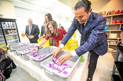 MIKAELA MACKENZIE / FREE PRESS
	
Deputy prime minister Chrystia Freeland (left) and premier Wab Kinew pack snack bins for Marion School classrooms on Friday, Oct. 18, 2024.

For Maggie story.
Winnipeg Free Press 2024