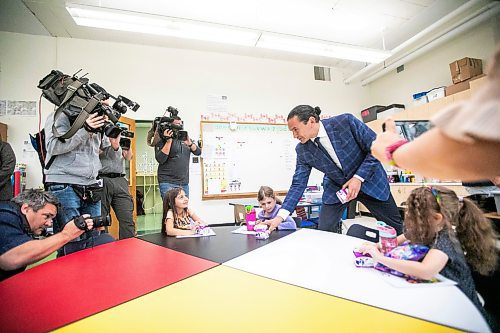 MIKAELA MACKENZIE / FREE PRESS
	
Premier Wab Kinew serves snacks to Marion School kindergarten students on Friday, Oct. 18, 2024.

For Maggie story.
Winnipeg Free Press 2024