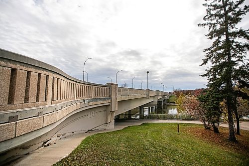 MIKAELA MACKENZIE / FREE PRESS
	
The Charleswood Bridge on Friday, Oct. 18, 2024.

For &#x2014; story.
Winnipeg Free Press 2024