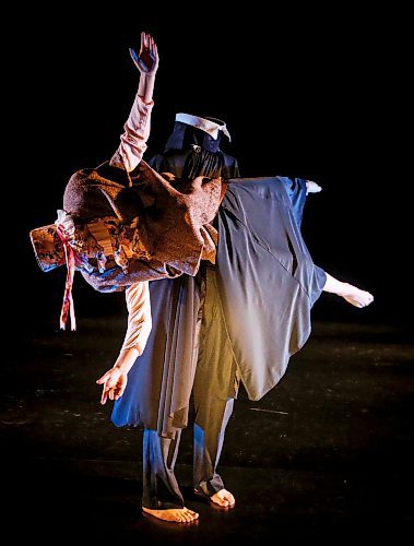 JOHN WOODS / FREE PRESS
Aileen Holzritcher and Thomas Oberlin perform in artistic director and choreographer Jolene Bailie&#x2019;s new production at Winnipeg&#x2019;s Contemporary Dancers&#x2019; Rachel Browne Theatre Monday, October 21, 2024. 

Reporter: Jen