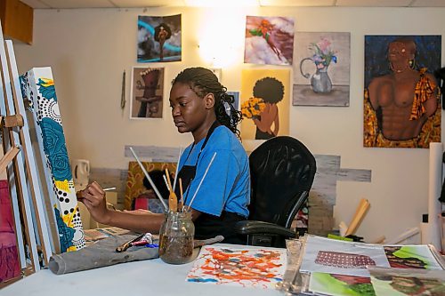 BROOK JONES/FREE PRESS
Multidisciplinary artist Efe Ogboru, 25, who is studying fine art at the University of Manitoba, works on an untitled painting at her home studio in Winnipeg, Man., Tuesday, Oct. 22, 2024.