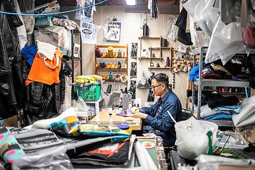 MIKAELA MACKENZIE / FREE PRESS
	
Roy Liang, the maker behind Winnipeg North of Fargo, uses one of his industrial sewing machines in his basement workshop space on Tuesday, Oct. 22, 2024.

For Eva Wasney story.
Winnipeg Free Press 2024