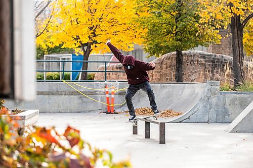 MIKAELA MACKENZIE / FREE PRESS
	
Randy Matvieshen grinds a rail at the skate park at The Forks on Thursday, Oct. 24, 2024.

Standup.
Winnipeg Free Press 2024