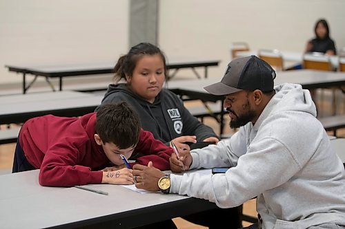 BROOK JONES/FREE PRESS
Said Mohamed (right) helps Jaiger (left) fill out a volunteer form as Corbin looks on before they head out on Sabu's Cubs weekly community walk in North Point Douglas in Winnipeg, Man., Wednesday, Oct. 23, 2024.