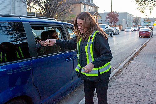 BROOK JONES/FREE PRESS
Heather Nyman, 49, who is one of three founders of the group hands food to a passenger in a vehcile on the cubs' weekly community walk in North Point Douglas in Winnipeg, Man., Wednesday, Oct. 23, 2024.