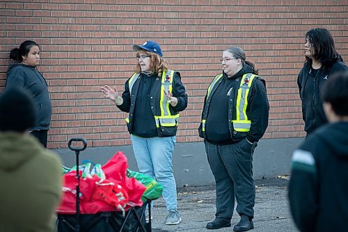 BROOK JONES/FREE PRESS
Sabu's Cubs co-founder Siobhan Faulkner (left), 64, gives instructions to volunteers before they head out on their weekly community walk in North Point Douglas in Winnipeg, Man., Wednesday, Oct. 23, 2024. Also pictured is Caitlin Rhoda (right), 36, who is also a co-founder of the group along with Heather Nyman, 49.