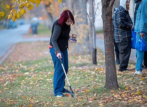 BROOK JONES/FREE PRESS
Sabu's Cubs volunteer Hailley Rhoda, 34, picks up garbage as she participates in the group's weekly community walk in North Point Douglas in Winnipeg, Man., Wednesday, Oct. 23, 2024. Hailley's mother Sibohan Faulkner and sister Caitlin Rhoda are co-founders of the group.