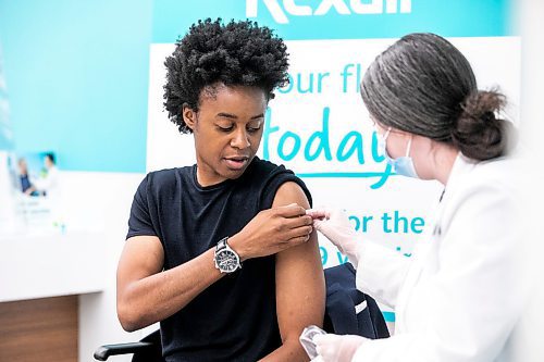 MIKAELA MACKENZIE / FREE PRESS
	
Health minister Uzoma Asagwara gets their COVID vaccine from pharmacist Hannah Mazier on Friday, Oct. 25, 2024.

Standup.
Winnipeg Free Press 2024