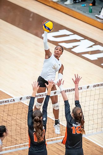 BROOK JONES/FREE PRESS
The University of Manitoba Bisons women's volleyball team hosts the visiting Thompson Rivers WolfPack in Canada West volleyball action at Investors Group Athletic Centre at the University of Manitoba's Fort Garry Campus. Pictured: Univesity of Manitoba Bisons left side Lightg Uchechukwu (No. 9) spikes the volleyball during second set action.