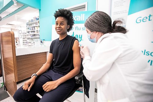 MIKAELA MACKENZIE / FREE PRESS
	
Health minister Uzoma Asagwara gets their COVID vaccine from pharmacist Hannah Mazier on Friday, Oct. 25, 2024.

Standup.
Winnipeg Free Press 2024