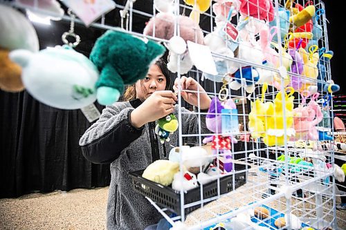 MIKAELA MACKENZIE / FREE PRESS
	
Leng Ma sets up her Anime Forever Global booth at Comiccon at the RBC Convention Centre on Friday, Oct. 25, 2024.

Standup.
Winnipeg Free Press 2024