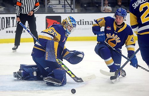 25102024
Goaltender Evan Gardner #35 of the Saskatoon Blades deflects the puck during first period WHL action against the Brandon Wheat Kings at Westoba Place on Friday evening.
(Tim Smith/The Brandon Sun)