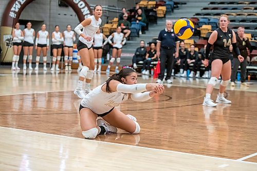 BROOK JONES/FREE PRESS
The University of Manitoba Bisons women's volleyball team hosts the visiting Thompson Rivers WolfPack in Canada West volleyball action at Investors Group Athletic Centre at the University of Manitoba's Fort Garry Campus. Pictured: Univesity of Manitoba Bisons left side Andi Almonte (No. 13) digs the volleyball during first set action.