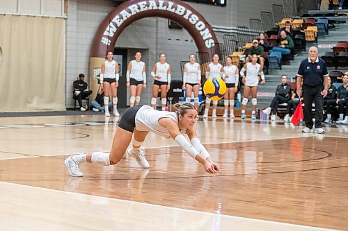 BROOK JONES/FREE PRESS
The University of Manitoba Bisons women's volleyball team hosts the visiting Thompson Rivers WolfPack in Canada West volleyball action at Investors Group Athletic Centre at the University of Manitoba's Fort Garry Campus. Pictured: Univesity of Manitoba Bisons left side/right side hitter Ella Gray (No. 7) digs the volleyball during first set action.