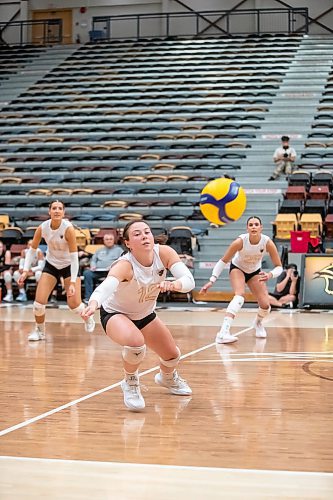 BROOK JONES/FREE PRESS
The University of Manitoba Bisons women's volleyball team hosts the visiting Thompson Rivers WolfPack in Canada West volleyball action at Investors Group Athletic Centre at the University of Manitoba's Fort Garry Campus. Pictured: Univesity of Manitoba Bisons setter Katreena Bentley (No. 12) reaches for the volleyball during first set action.