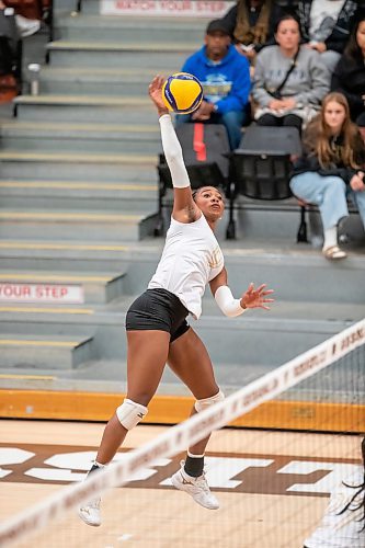 BROOK JONES/FREE PRESS
The University of Manitoba Bisons women's volleyball team hosts the visiting Thompson Rivers WolfPack in Canada West volleyball action at Investors Group Athletic Centre at the University of Manitoba's Fort Garry Campus. Pictured: Univesity of Manitoba Bisons left side Lightg Uchechukwu (No. 9) spikes the volleyball during second set action.