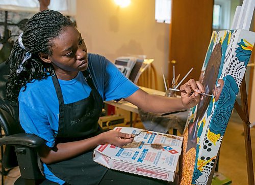 BROOK JONES/FREE PRESS
Multidisciplinary artist Efe Ogboru, 25, who is studying fine art at the University of Manitoba, works on an untitled painting at her home studio in Winnipeg, Man., Tuesday, Oct. 22, 2024.