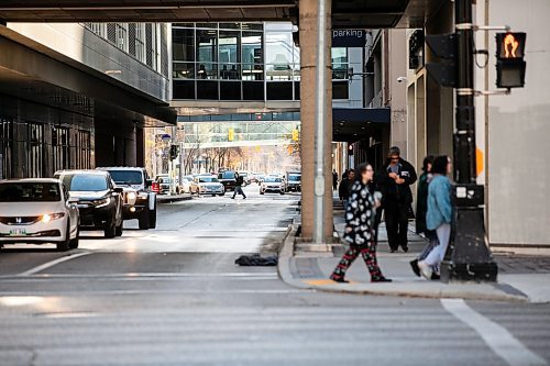 MIKAELA MACKENZIE / FREE PRESS
	
Hargrave Street near Portage Avenue (the area where a man in his 70s was shot with a BB gun early Monday morning) on Monday, Oct. 28, 2024.

For Chris Kitching story.
Winnipeg Free Press 2024