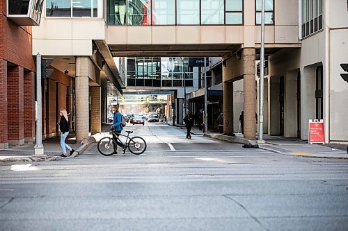 MIKAELA MACKENZIE / FREE PRESS
	
Hargrave Street near Portage Avenue (the area where a man in his 70s was shot with a BB gun early Monday morning) on Monday, Oct. 28, 2024.

For Chris Kitching story.
Winnipeg Free Press 2024