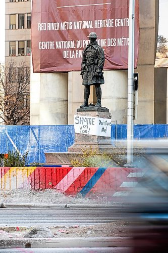 MIKAELA MACKENZIE / FREE PRESS
	
A banner is wrapped around the First World War soldier statue at Portage and Main, which was slated to be moved to Brookside Cemetery, on Monday, Oct. 28, 2024.


Winnipeg Free Press 2024