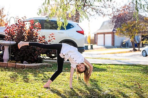 MIKAELA MACKENZIE / FREE PRESS
	
Eight-year-old Isla Verot, a local actor who has had a very busy year filming in five different movies and a recycling commercial, does a cartwheel in her front yard in Winnipeg on Monday, Oct. 28, 2024.

For Eva story.
Winnipeg Free Press 2024