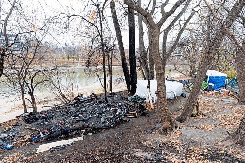 MIKE DEAL / FREE PRESS
The remains of part of an encampment between McFadyen Park (416 Assiniboine Ave) and the Assiniboine River after a fire Monday evening.
241029 - Tuesday, October 29, 2024.