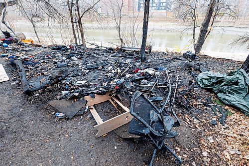 MIKE DEAL / FREE PRESS
The remains of part of an encampment between McFadyen Park (416 Assiniboine Ave) and the Assiniboine River after a fire Monday evening.
241029 - Tuesday, October 29, 2024.