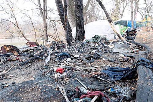 MIKE DEAL / FREE PRESS
The remains of part of an encampment between McFadyen Park (416 Assiniboine Ave) and the Assiniboine River after a fire Monday evening.
241029 - Tuesday, October 29, 2024.