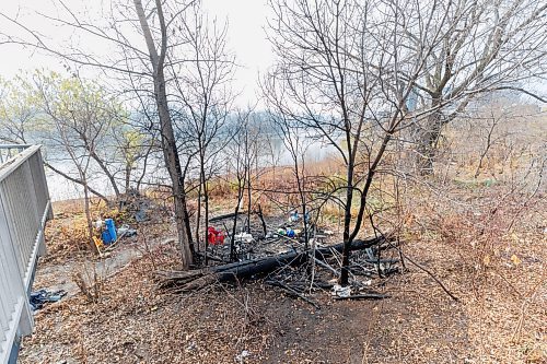 MIKE DEAL / FREE PRESS
The remains of part of an encampment in Fort Douglas Park near Waterfront Drive and George Avenue after a fire early Tuesday morning.
241029 - Tuesday, October 29, 2024.